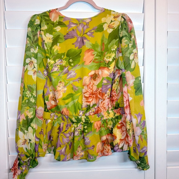 EXPRESS FLORAL V-NECK SMOCKED CUFF PEPLUM TOP SZ LARGE VIBRANT COLORS - Picture 4 of 7